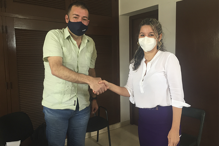 Antoni Pons y Linney Quesada en el momento de la firma del acuerdo para la creación de la asociación económica internacional, Imasdi Consultores, unión de la agencia española Disset Consultors y la cubana Interaudit
